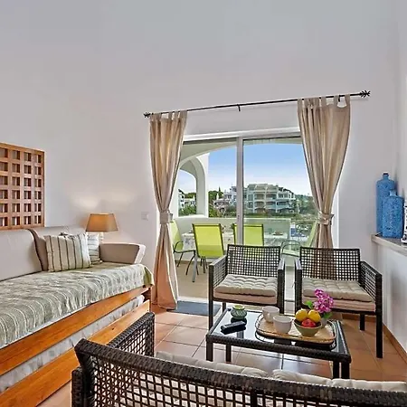 Sleeps 4 With Pool Air Con And Wifi Apartment
